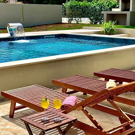 Linc & Guest house Banjole