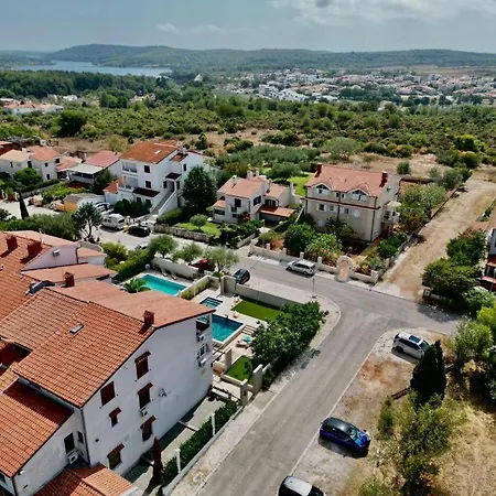 Linc & Πανσιόν Banjole
